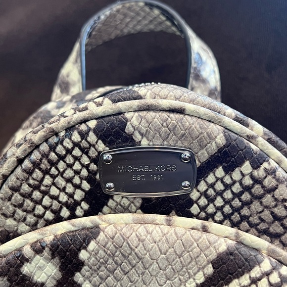 Michael Kors jet set leopard print backpack - Picture 2 of 10